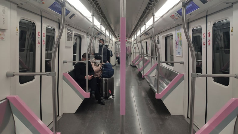 封城公告發布後,武漢地鐵2號線末班地鐵。取自澎湃新聞