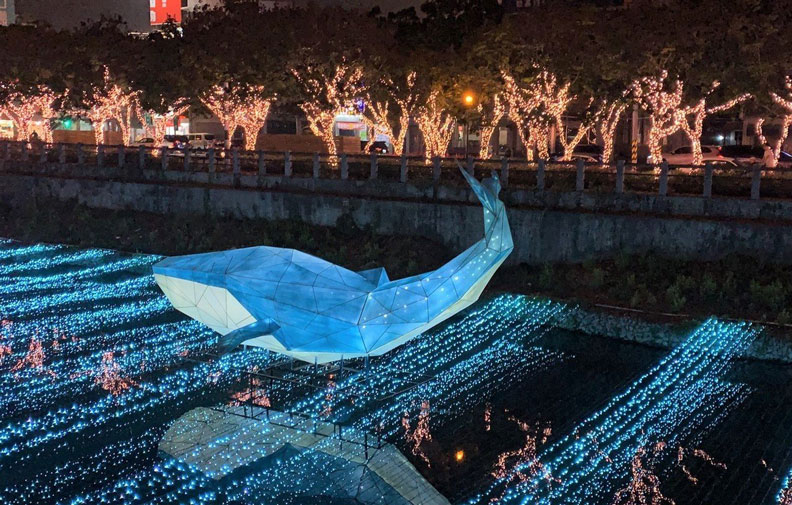 屏東綵燈節今年推出「動物森林派對」，萬年溪畔猶如夜間動園。聯合新聞網提供