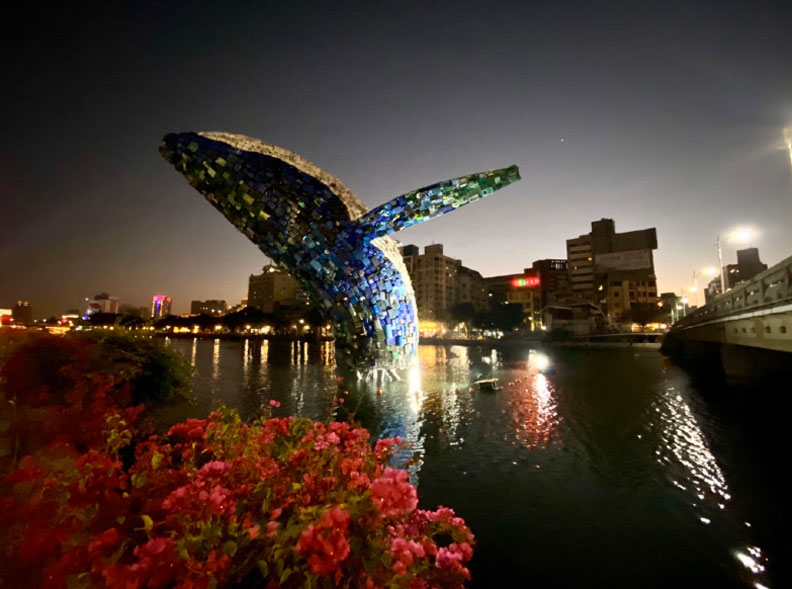 「2020高雄燈會藝術節」在愛河畔舉辦，有美國StudioKCA環境裝置藝術家柯杰生（Jason Klimoski）打造的愛之鯨裝置藝術。 高雄市觀光局提供