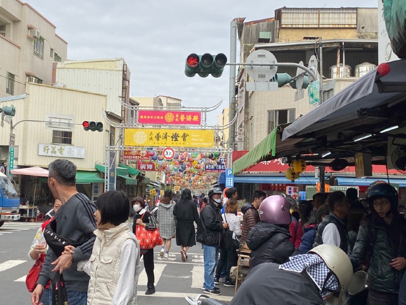 台南市中西區「府城普濟燈會」吸引許多民眾賞燈，為原本就很熱鬧的國華街更添人氣。聯合新聞網提供