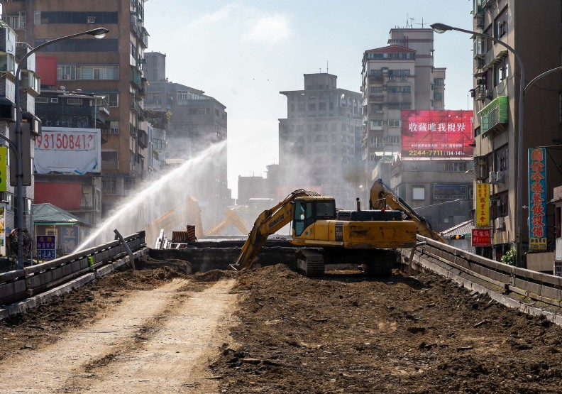 台北市重慶南路高架橋拆除工程。圖片取自柯文哲臉書