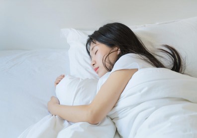 假日多睡一點沒關係？睡太多居然可能讓腦中風上身