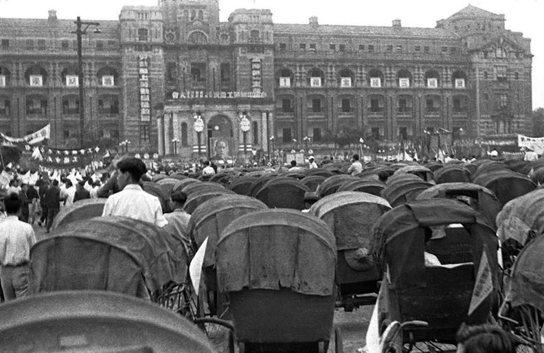 1951年,三輪車聚集在總統府前參加勞動節慶祝大會。
