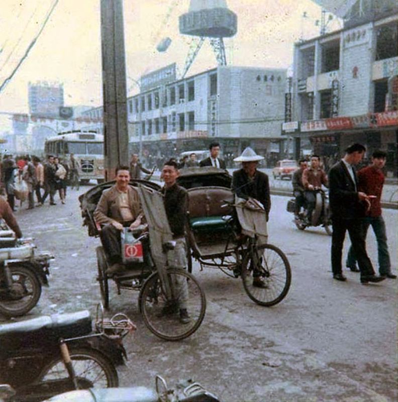 1965年,中華商場對面第一百貨前的三輪車。