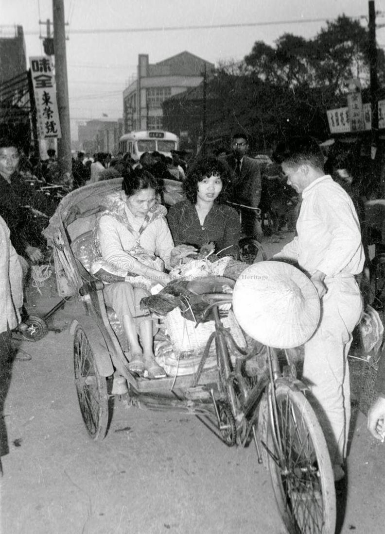 1961年,台北市昆明街與三水街口的三輪車。