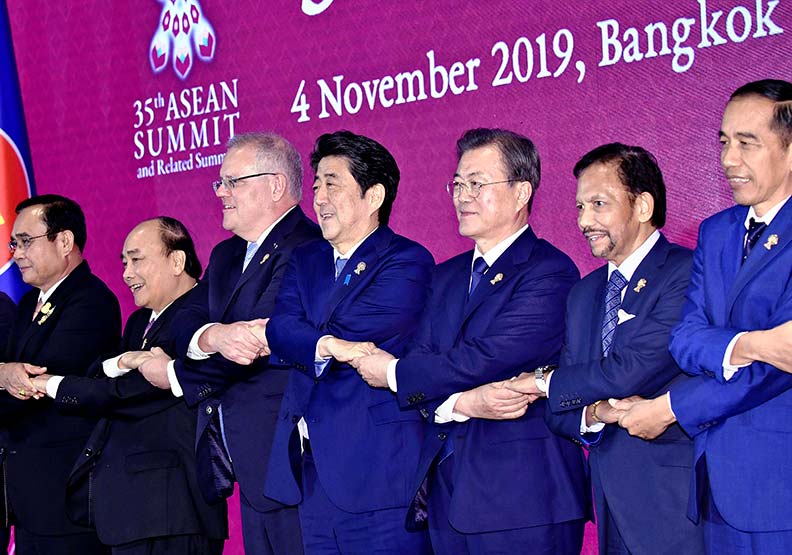 去年11月，第35屆東協高峰會（ASEAN SUMMIT）在泰國曼谷召開，東協十國與中日韓澳紐等領袖連袂出席，力倡在2020年簽署RCEP、加快亞太經貿一體化；達志影像。