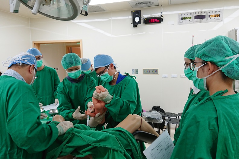 長庚大學「臨床技能與模擬中心」擁有高擬真的環境與設備，提供學子最專業、最具臨場感的學習場所。