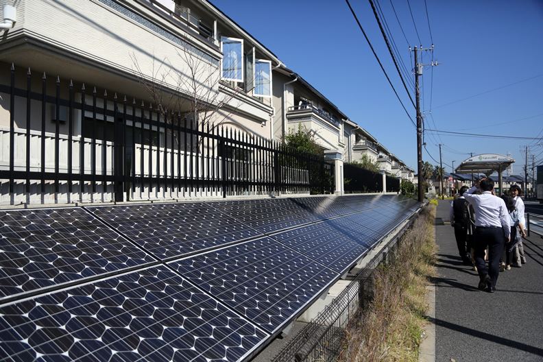除了大幅增設再生能源發電裝置,東京同步要求減少能源的消耗量。