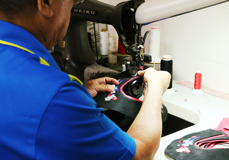 製鞋師傅縫製鞋面的過程。攝影:洪采姍