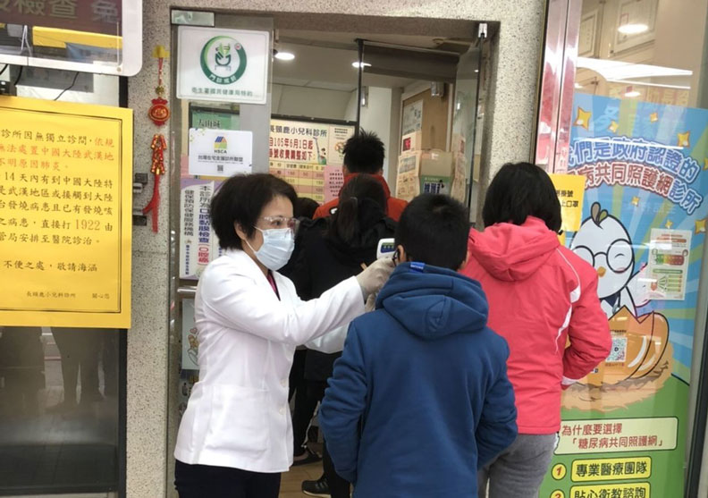 天冷耳鼻喉科診所玻璃門仍然大開,因為要保持通風,以往大家都緊挨著在候診間,現在有患者寧可戴著口罩在外頭等。聯合新聞網提供