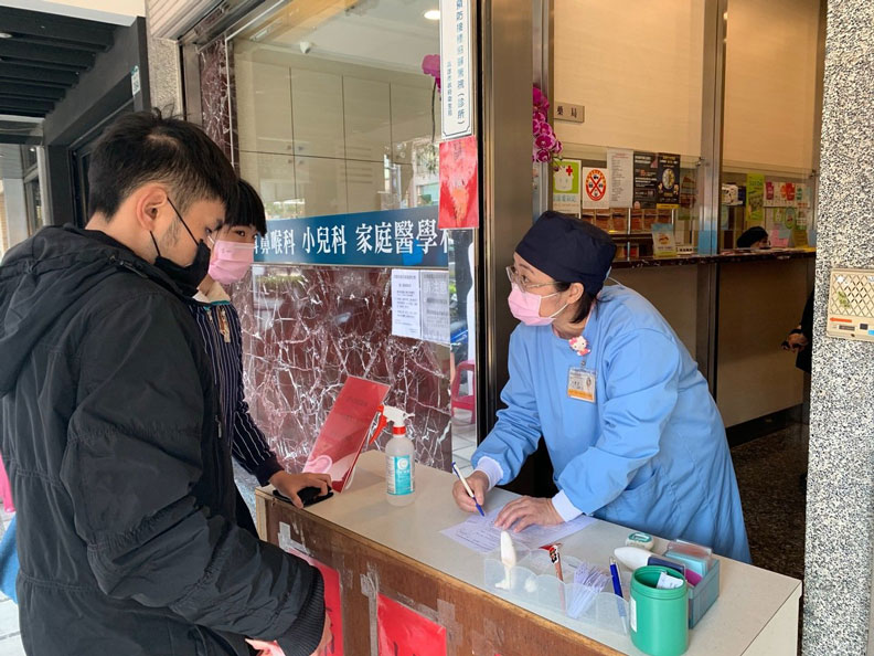 楊宜璋耳鼻喉科診所在門口設置「檢驗站」,先問患者基本資料、量體溫、乾洗手後,一定要戴口罩才能進室內診間。聯合新聞網提供