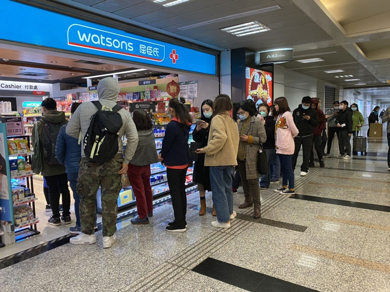 台北市府轉運站周邊通路吸引人潮大排長龍,有民眾指出現在口罩相當難買,找了10家通路偶然看見排隊才趕緊搶排。聯合新聞網提供