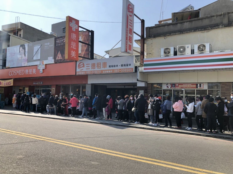 金門康是美藥妝店擠滿排隊搶購口罩的民眾,長長的排隊人龍引起關注。聯合新聞網提供
