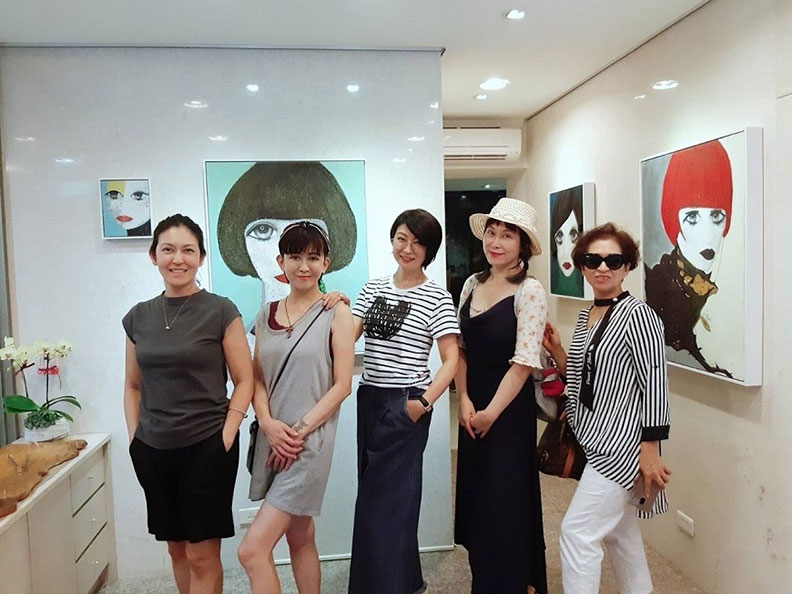 楊林排行老三,家人間的凝聚力很強,畫展開幕時,姊妹們各自從外地趕來相挺,5人留下難得的合照,從右至左為大姊到小妹。(楊一梅提供)