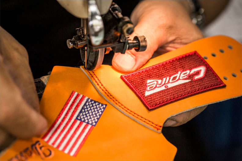 將裁片車縫組裝的步驟看似簡單，卻需要靠著師傅長久以來的經驗，才能讓外觀達成平整狀態。（取自Capire Glove）