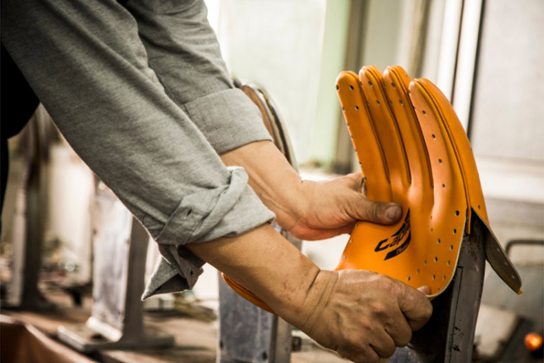 加溫塑形的步驟則使原本堅硬的皮革更能貼合手掌，戴上去更為舒適。（取自Capire Glove）