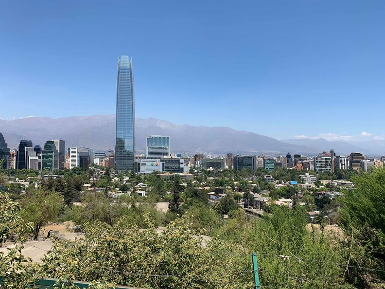 造價逾10億美元的智利最高樓Gran Torre Santiago,成為聖地牙哥兩番不同市景的分界線。(圖片提供:趙偉婷)