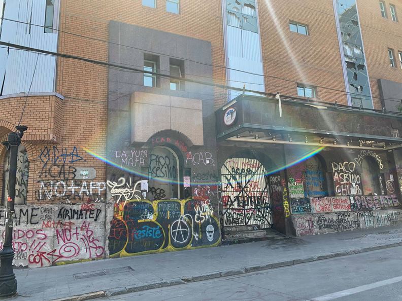 連月來的抗爭,聖地牙哥市區隨處可見不滿政府的抗議標語及塗鴉創作。(圖片提供:趙偉婷)