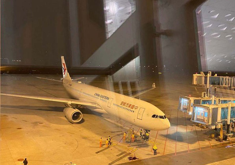 圖／首批滯留湖北及武漢當地國人搭乘東方航空MU9004班機返台。徐正文提供