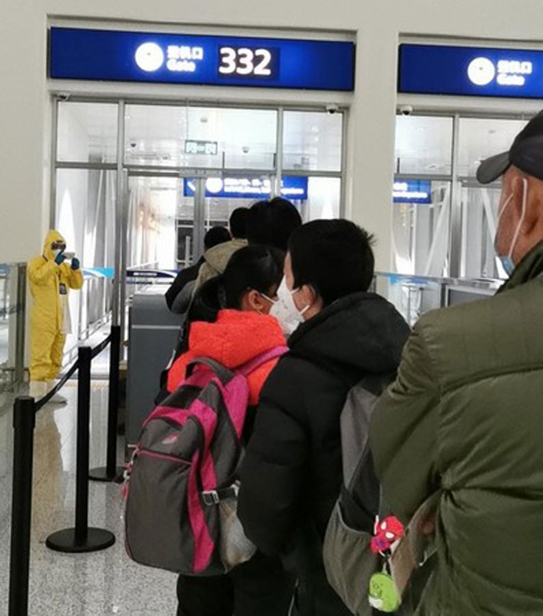 返台武漢國人於武漢機場排隊,準備通過檢疫用專門登機口登機。徐正文提供