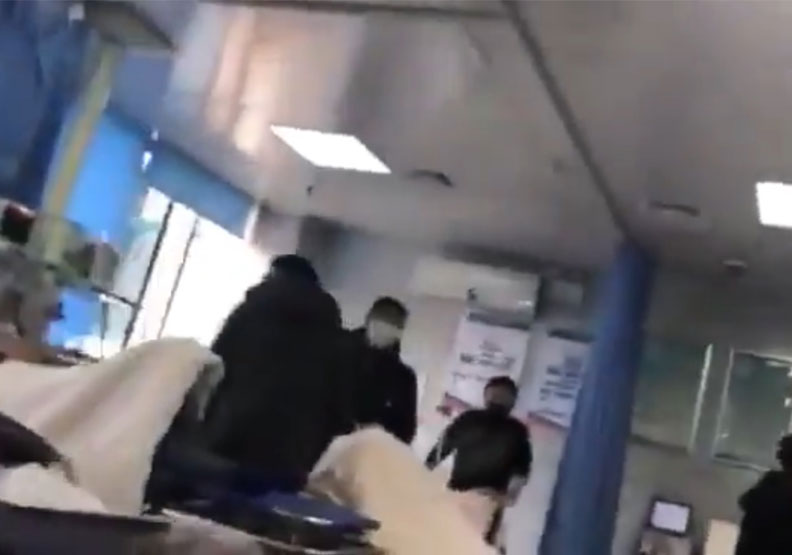 圖／推特近日流傳一段武漢第五醫院內部影片，由自稱公民記者的方斌偷拍。截圖自@jenniferatntd twitter
