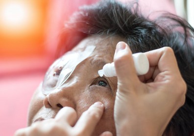 視力模糊又怕光，醫師分析白內障有這 5 個常見症狀