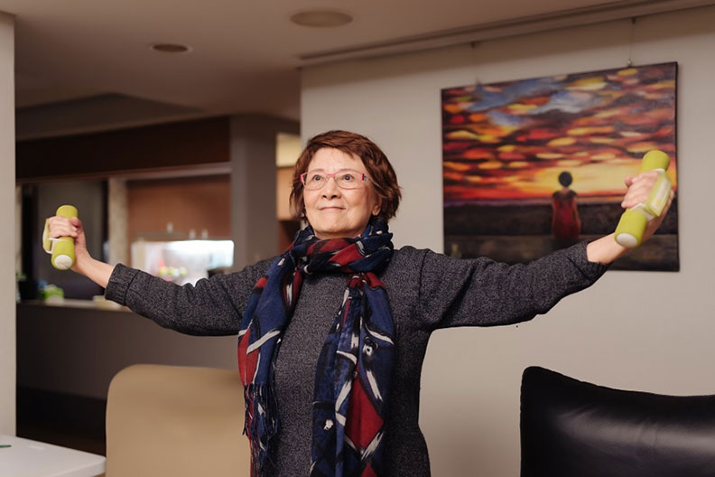 每天練10分鐘的啞鈴,維持肌力,日常扭開瓶蓋也輕而易舉。(陳鴻文攝影)