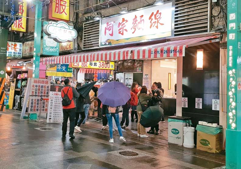 西門町、士林夜市等都有知名店家用餐時段排隊人潮變少情況。