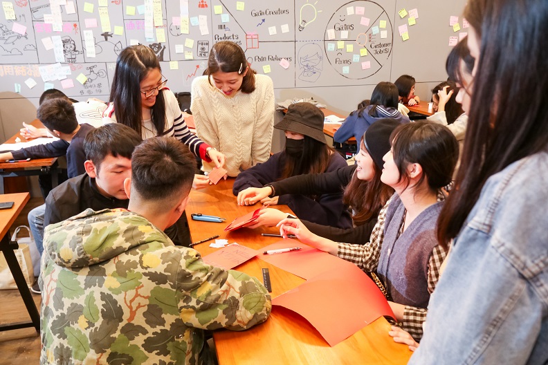 PBL導向課程中學生們在實驗室裡專注地進行小組討論。