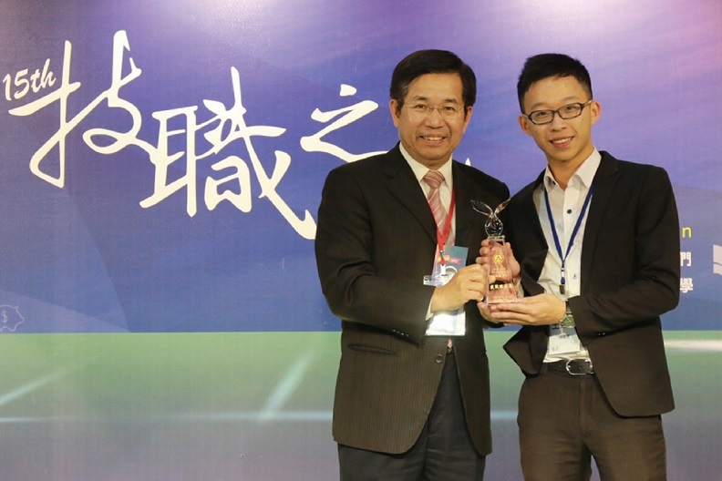 教育部技職之光-證照達人,致理科大畢業生王則惟(右)接受教育部長潘文忠(左)頒發獎座。