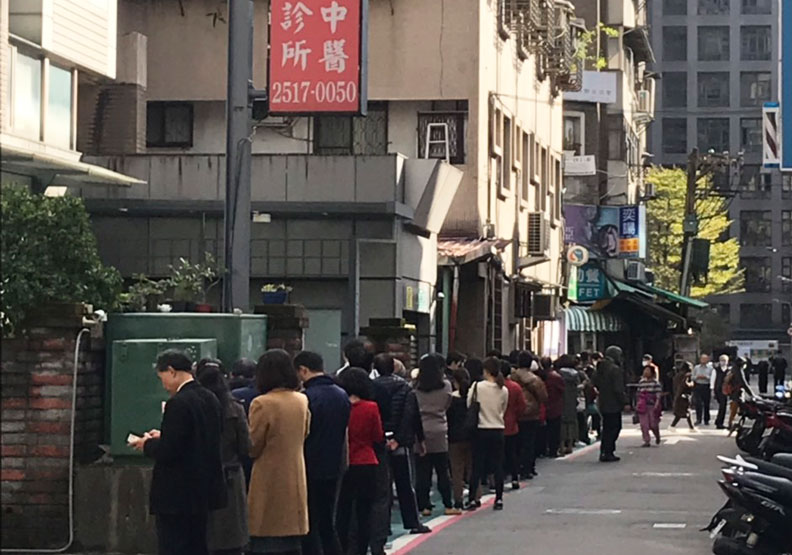 6日一早，不少民眾在藥局還未開門前就排隊等買口罩。魯皓平攝