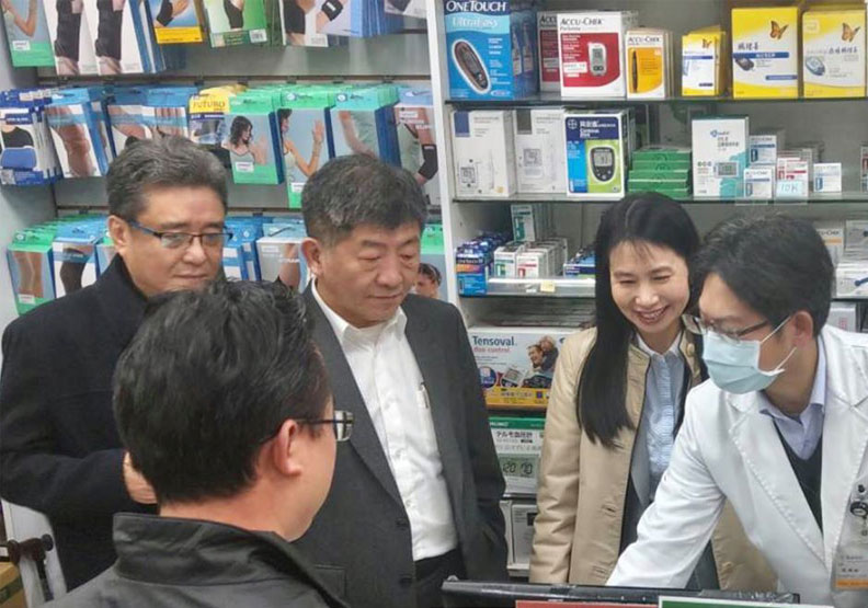 衛福部長陳時中5日晚間前往健保特約藥局，測試口罩實名制使用的新系統。