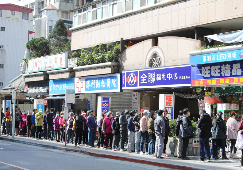 圖／民眾排隊買口罩。張智傑攝