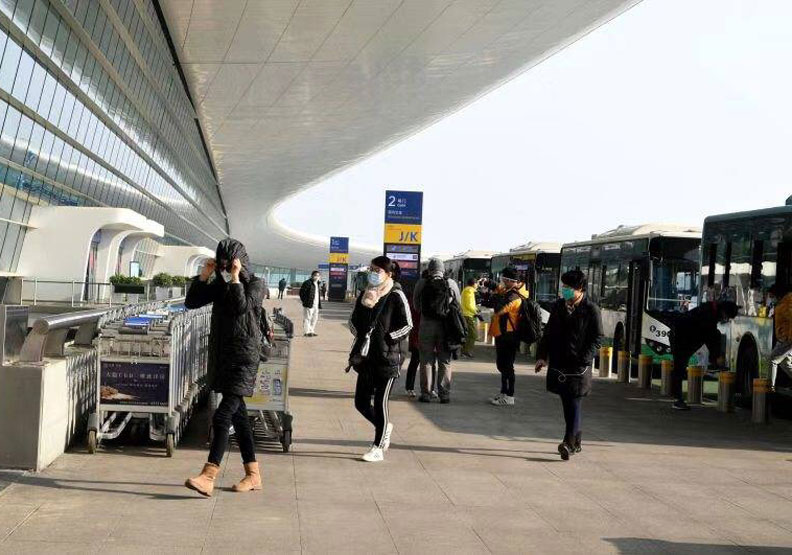 圖／首批武漢返台專機國人。中新社記者安源提供