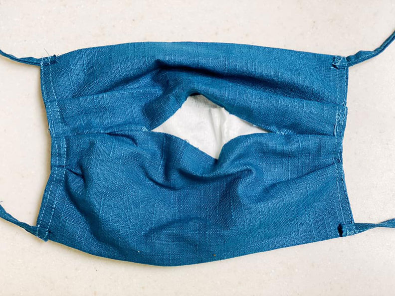 口罩記得做個開口放入過濾用不織布(白色處);取自陳冠廷醫師臉書。