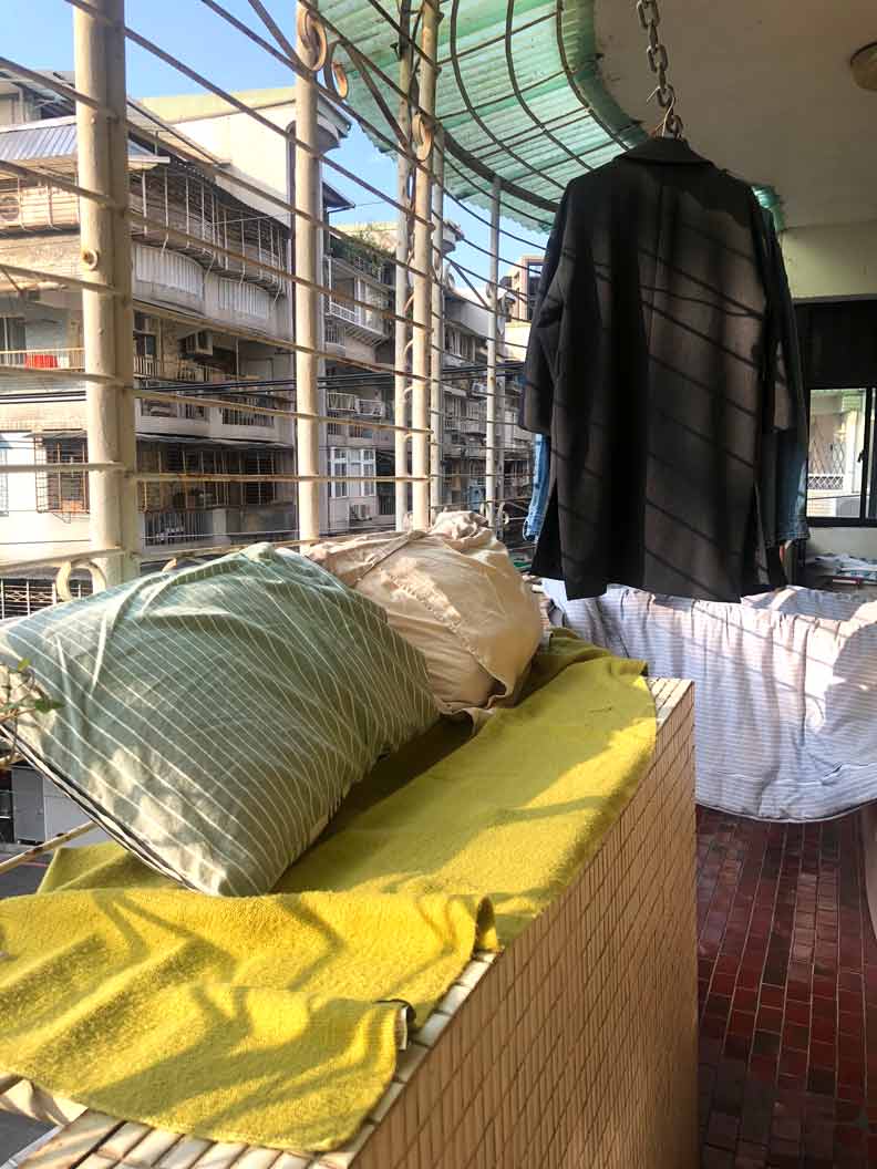利用太陽光晾曬棉被與枕頭，保持乾淨。謝君青攝