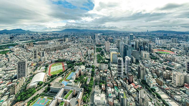 新北市府於108年8月29日公告實施第一階段21處適用場站,第二階段於109年1月31日公告實施,擴大適用35處捷運及火車站,預計適用土地面積增加1,053公頃。