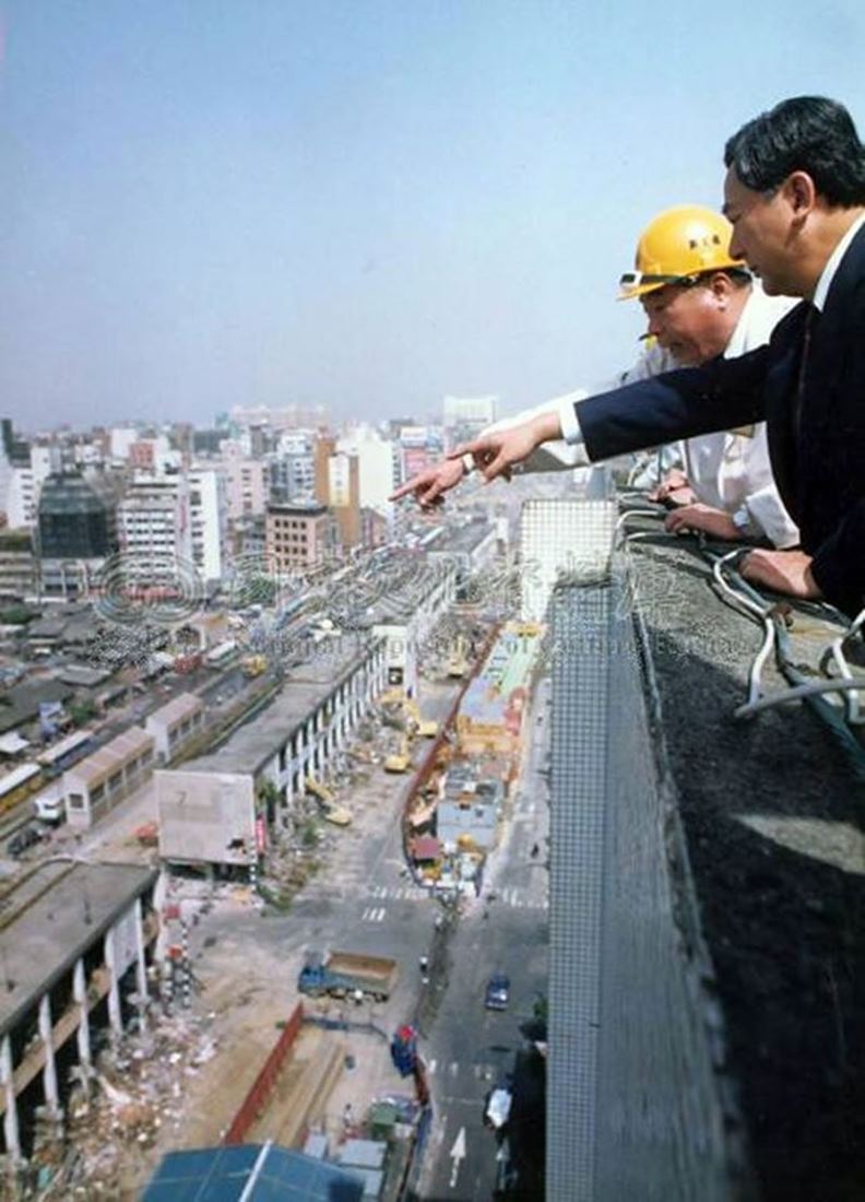 右一為前台北市長黃大洲。(圖片提供:張哲生)