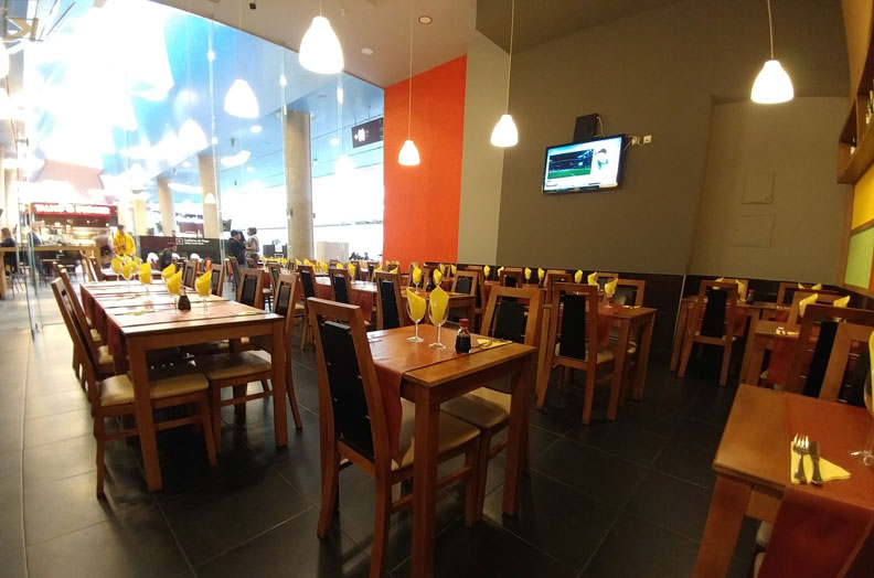 葡萄牙一家中餐館晚餐時間空無一人。