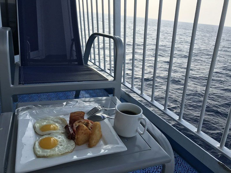 搭遊輪一邊享用美食，一邊欣賞海上風光，是一大享受。聯合新聞網提供