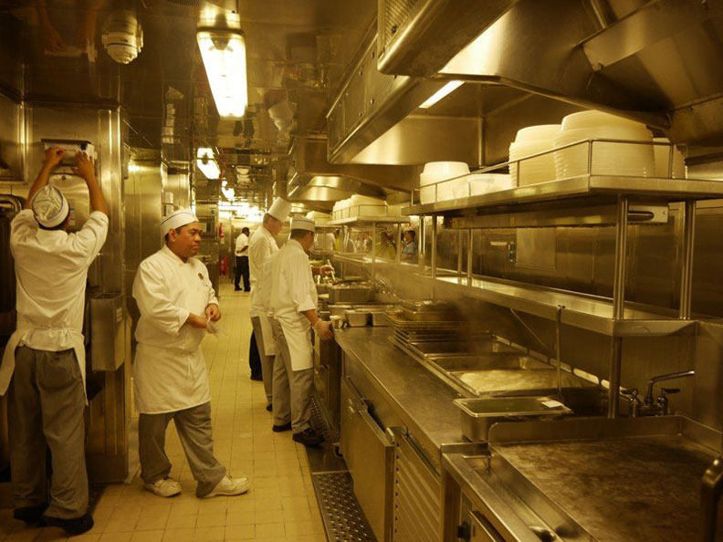 為了滿足數千名遊客，郵輪廚師團隊可能有數百甚至上千人，費盡心思供餐。聯合新聞網提供