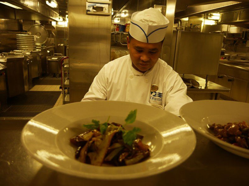 郵輪規定不能用明火，只能用電力烹煮，廚師得絞盡腦汁，靠食材和手藝烹調各式美食。聯合新聞網提供