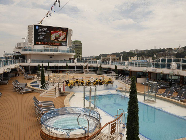 大型郵輪上有游泳池等各式各樣的娛樂設施。聯合新聞網提供