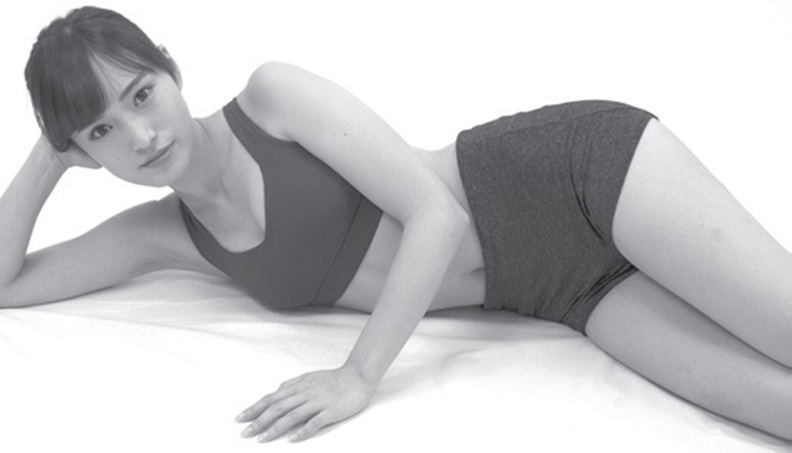 側躺並用手撐著頭看電視。