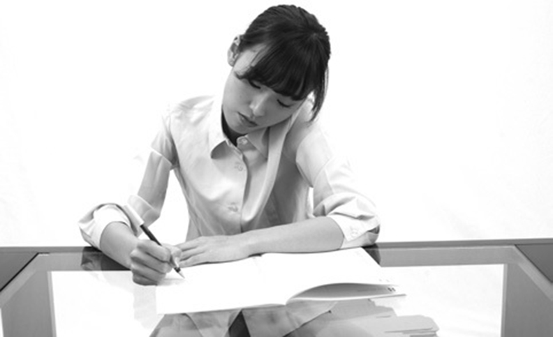 工作時將手肘靠在桌上。