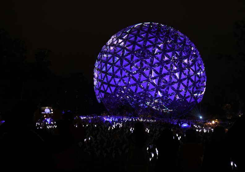 這次燈會將花博的機械花重新打造,以「福賜大地」為主題,相當吸睛。