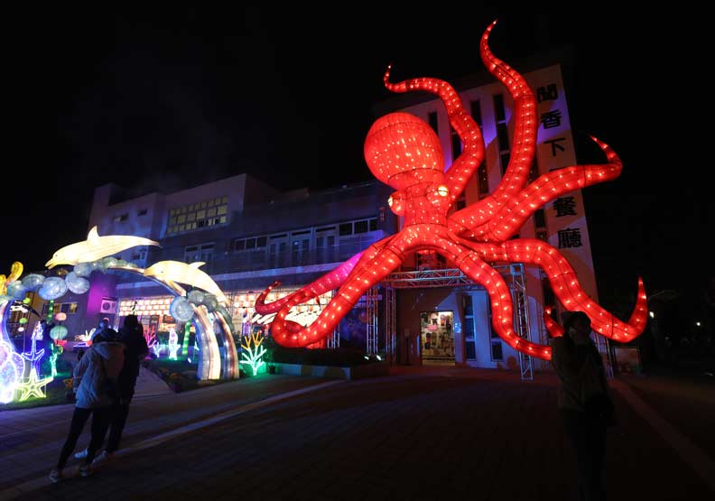 「海底世界」中眼睛會眨的15米高章魚。