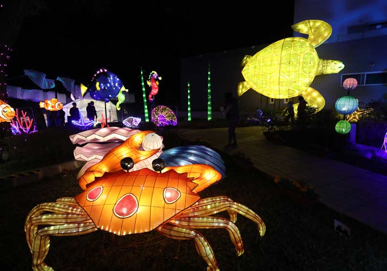 「海底世界」為主題的燈,螃蟹正從蚌殼裡偷夾珍珠。。