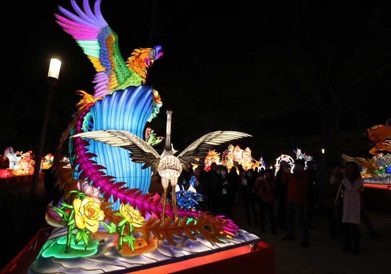 台中監獄以「鳳凰展翅平安到 牡丹盛開吉祥來」蟬聯燈王。