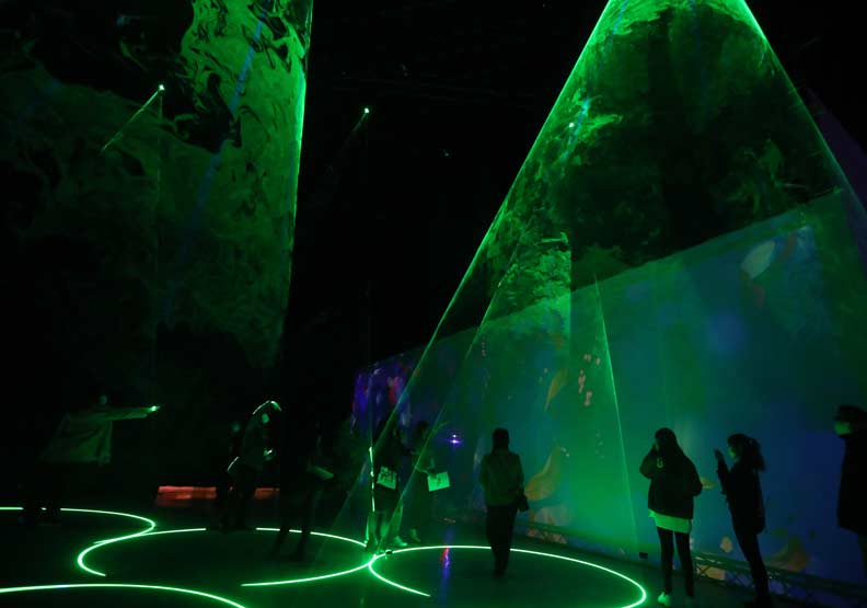 雷射光結合煙霧的光影空間。